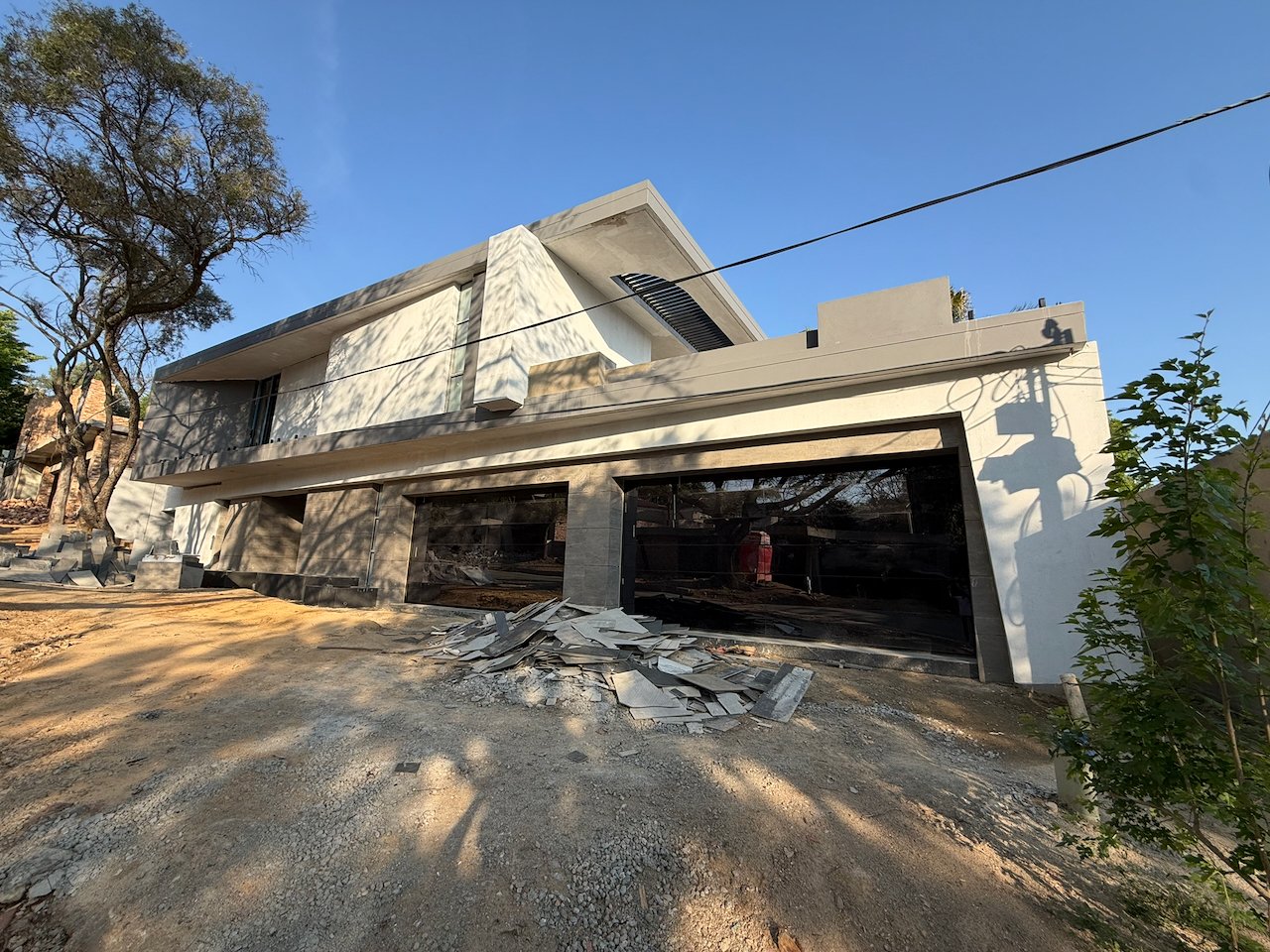Move In for Christmas: 760 m² Villa Behind a Double Boom in Sandhurst
