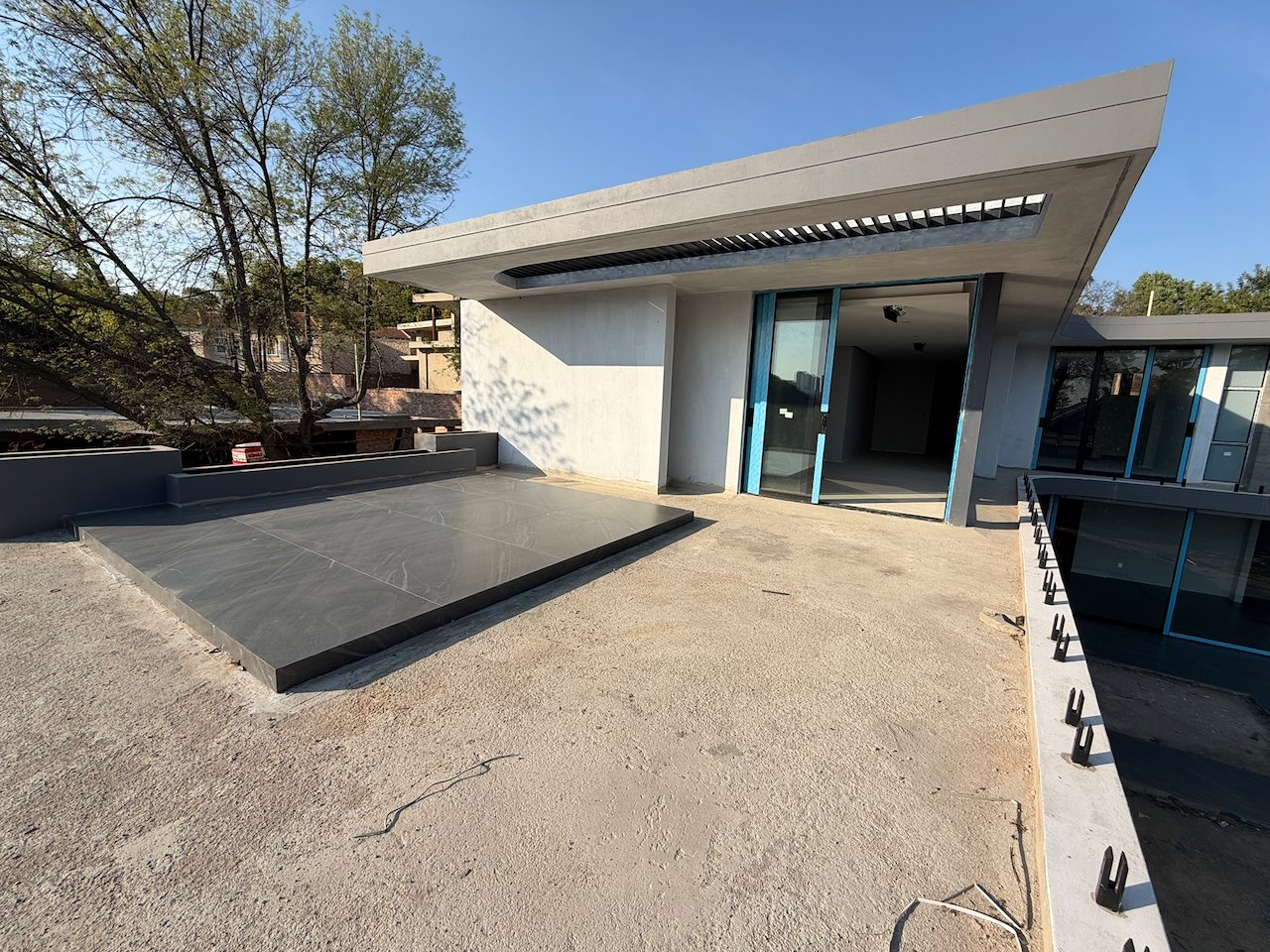 Move In for Christmas: 760 m² Villa Behind a Double Boom in Sandhurst