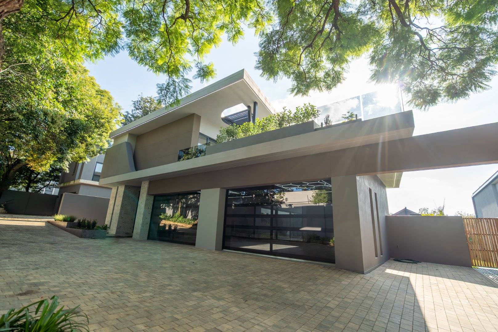 Choose Your Finishes: 670 m² Villa Behind a Double Boom in Sandhurst