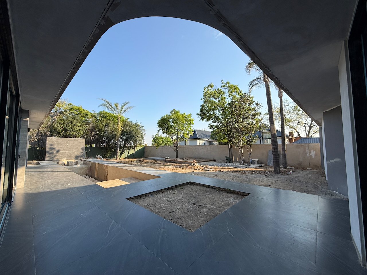 Move In for Christmas: 760 m² Villa Behind a Double Boom in Sandhurst