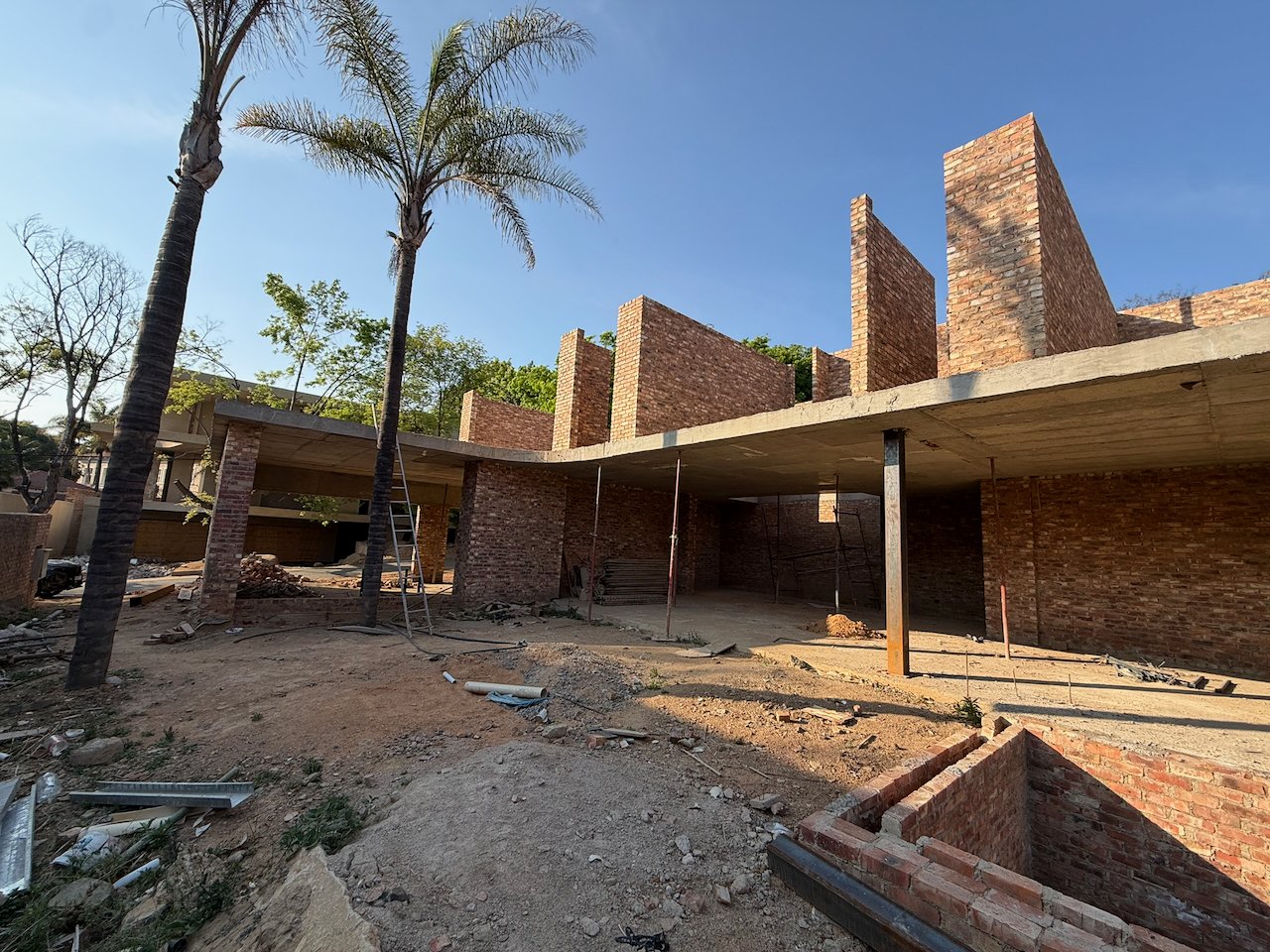 Choose Your Finishes: 670 m² Villa Behind a Double Boom in Sandhurst